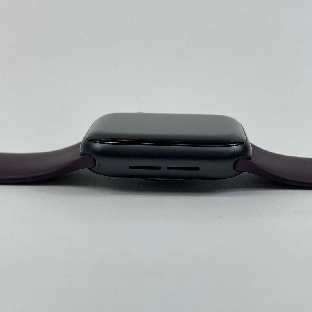 GPS Only Apple Watch SE 1st Gen 40mm Aluminum Space Gray MKQ13LL/A A2351