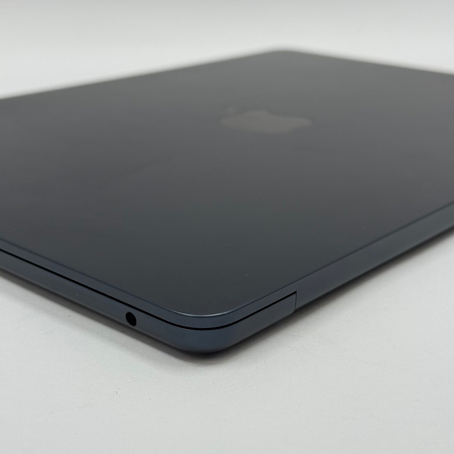 2024 Apple MacBook Air 13.6" M3 8C GPU 4.0GHz 8GB RAM 256GB SSD MRXV3LL/A