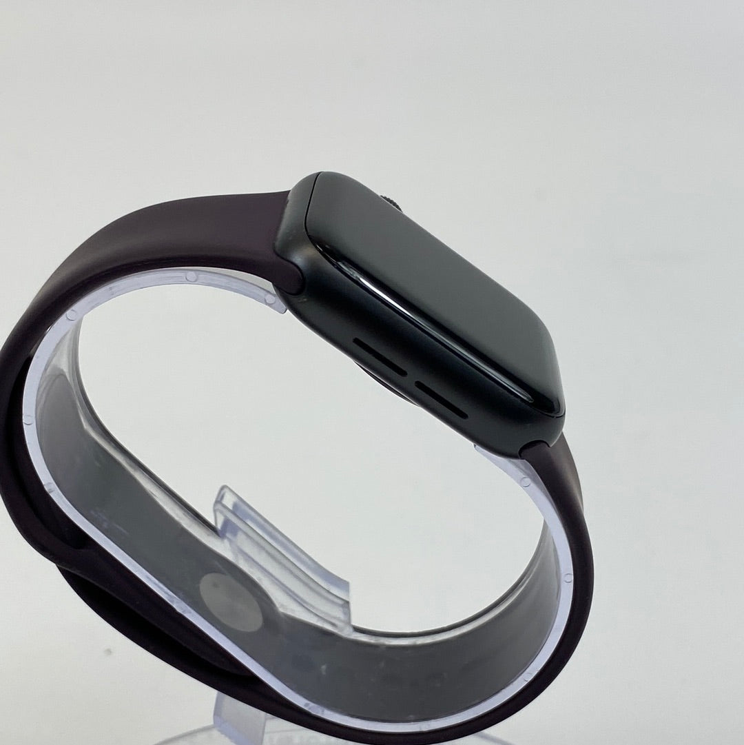 GPS Only Apple Watch SE 1st Gen 40mm Aluminum Space Gray MKQ13LL/A A2351