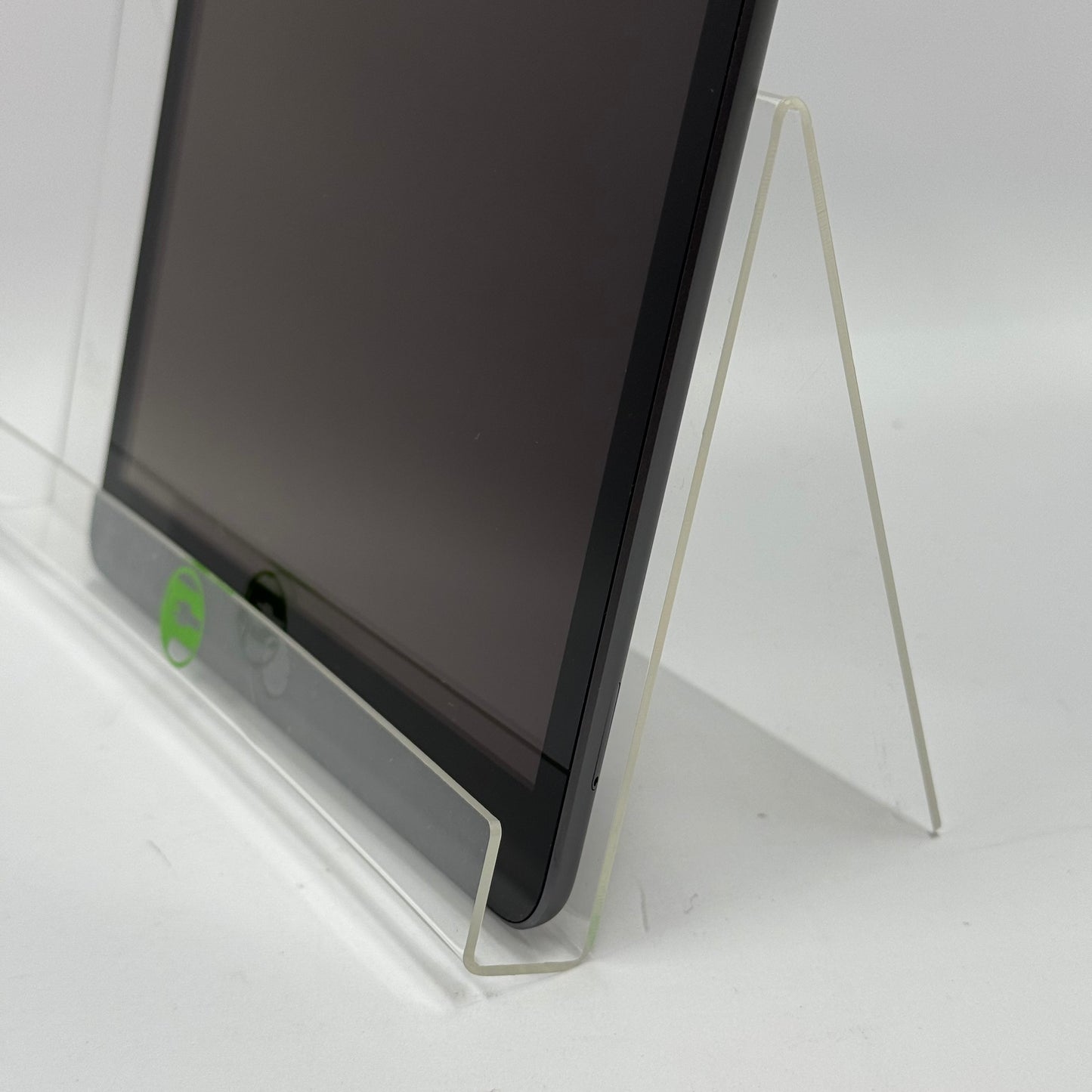 WiFi Only Apple iPad 9th Gen 64GB 18.4.1 Space Gray MK663LL/A