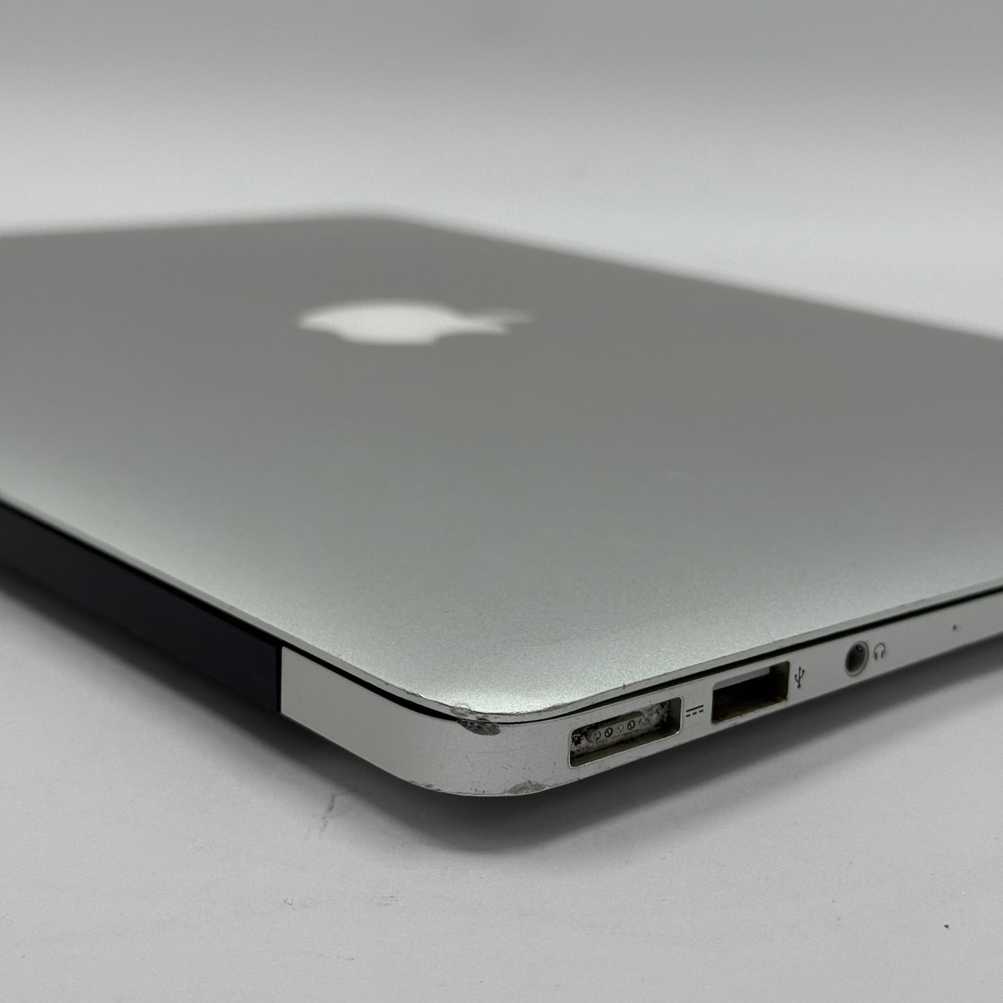 2017 Apple MacBook Air 13.3" i5 1.8GHz 8GB RAM 128GB SSD Silver A1466