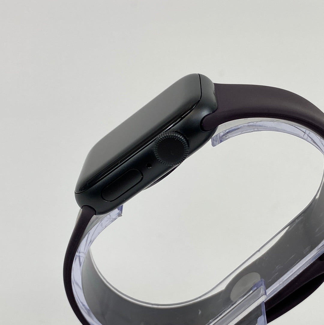 GPS Only Apple Watch SE 1st Gen 40mm Aluminum Space Gray MKQ13LL/A A2351