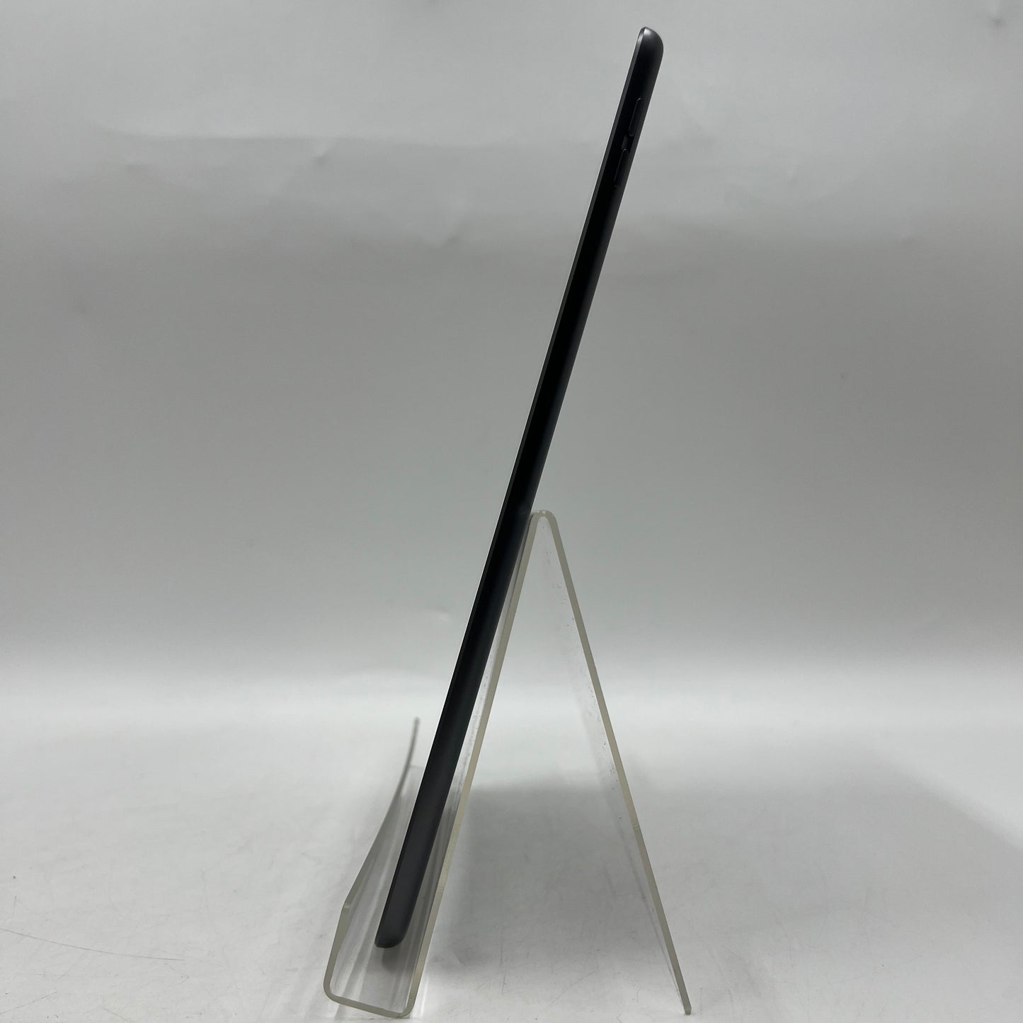 WiFi Only Apple iPad 9th Gen 64GB 18.3.2 Space Gray MK2K3LL/A