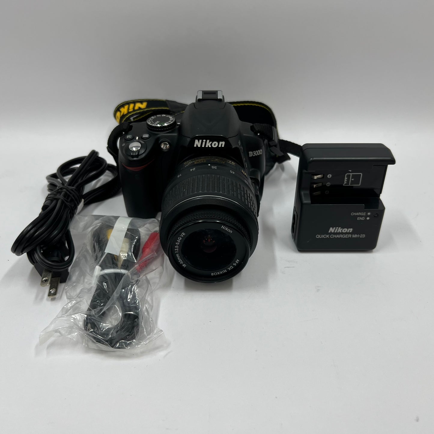Nikon D3000 10.2MP Digital SLR DSLR Camera 3713 Shutter Count