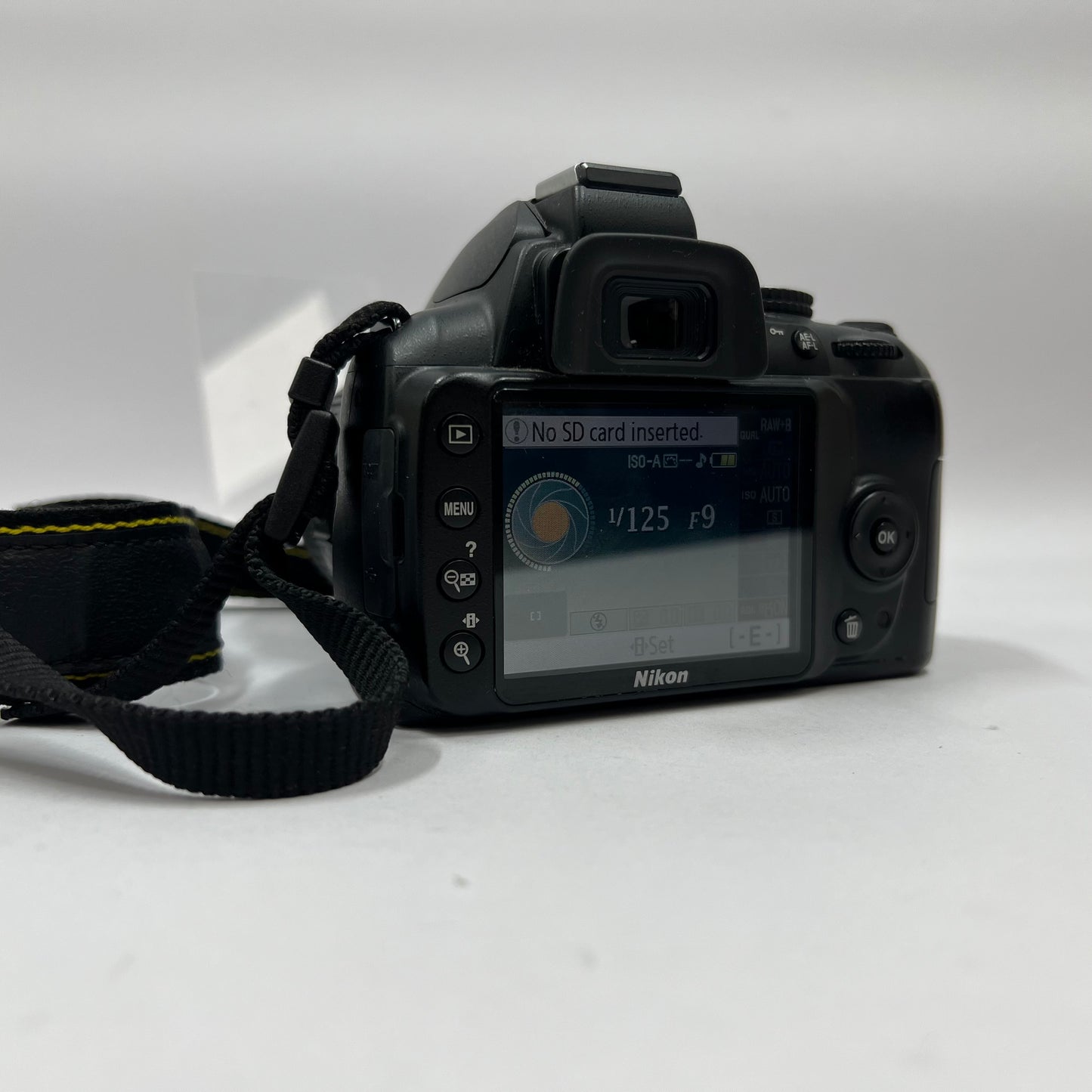 Nikon D3000 10.2MP Digital SLR DSLR Camera 3713 Shutter Count