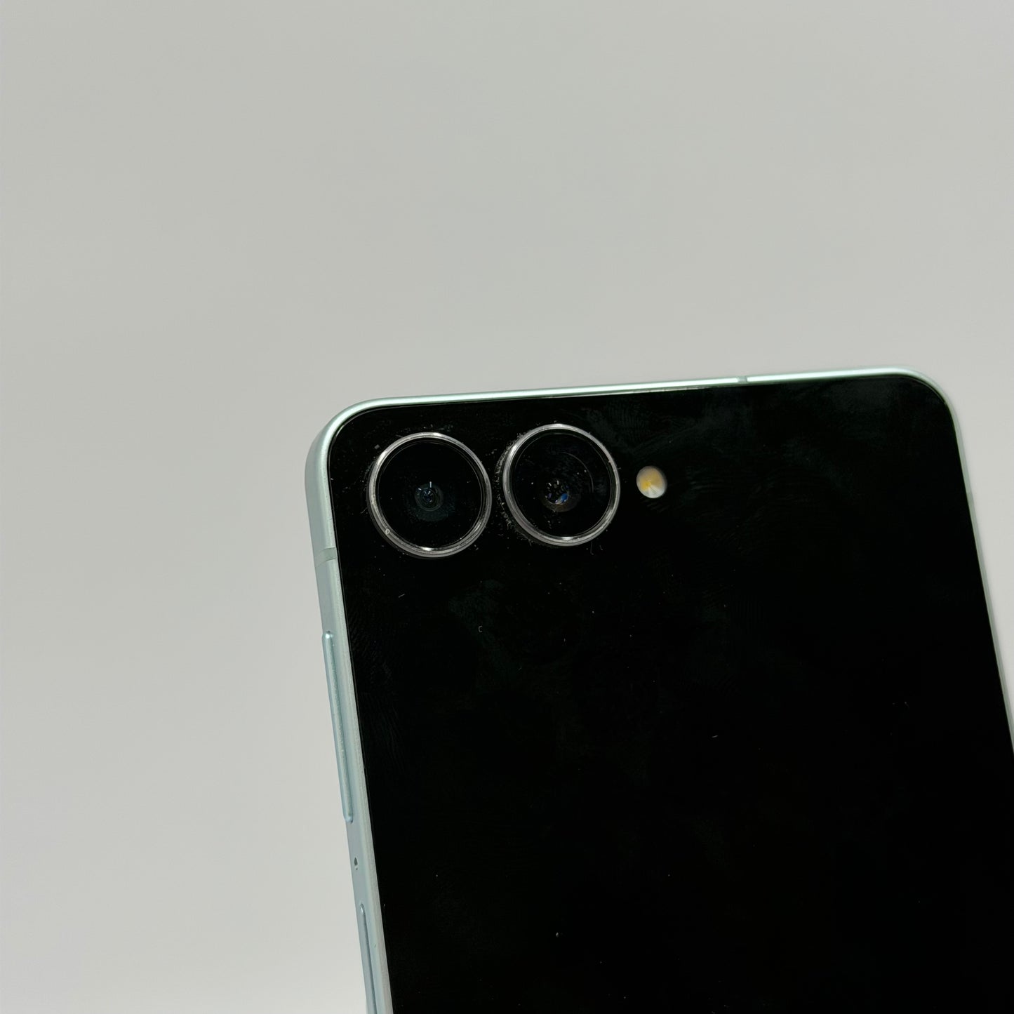 Unlocked Samsung Galaxy Z Flip7 12GB RAM 256GB SM-F766U1 Arctic Silver