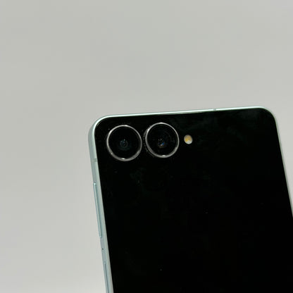 Unlocked Samsung Galaxy Z Flip7 12GB RAM 256GB SM-F766U1 Arctic Silver