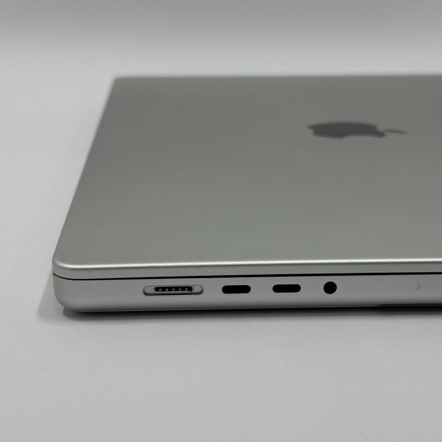 2021 Apple MacBook Pro 16" M1 Max 32C GPU 3.2GHz 64GB RAM 4TB SSD A2485