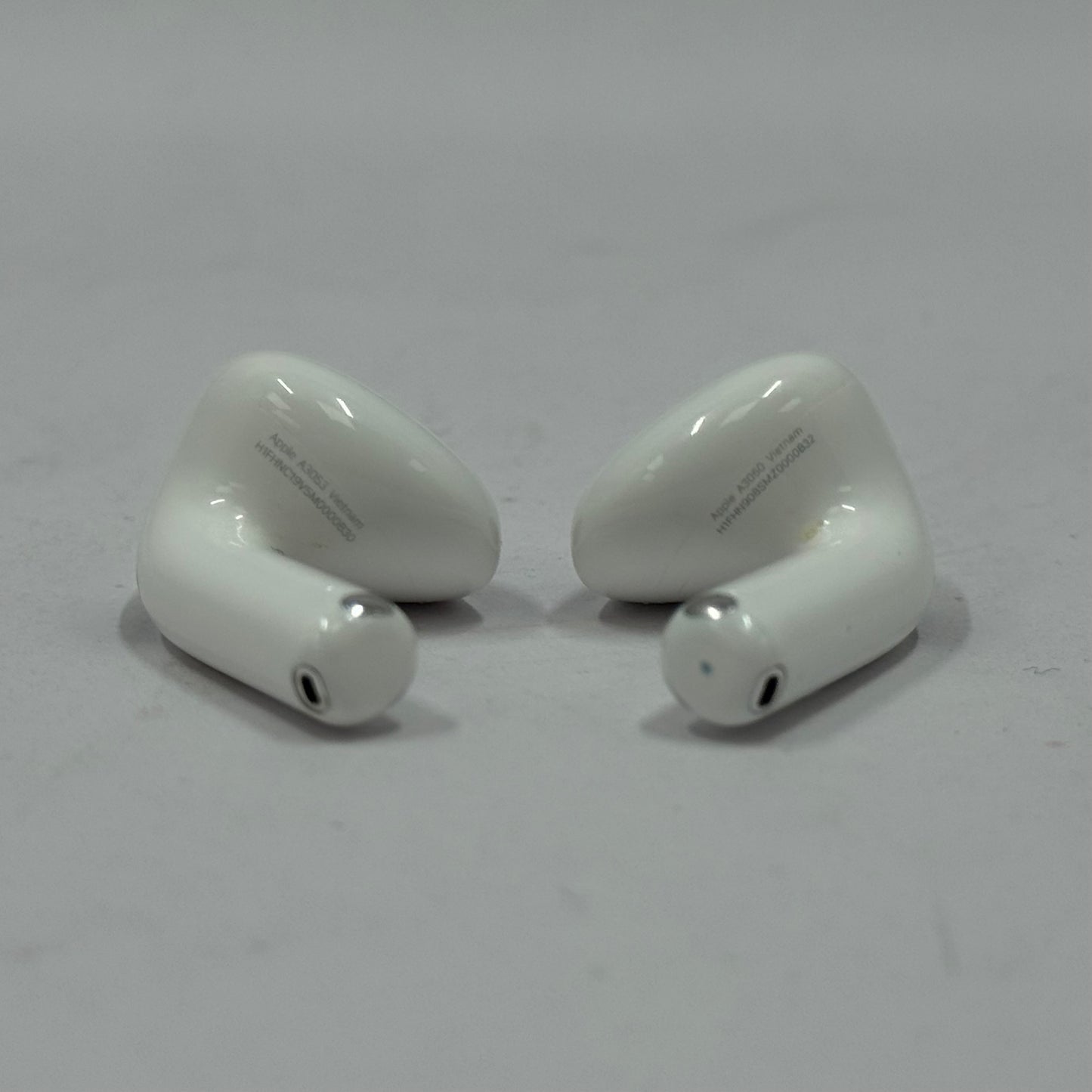 Apple AirPods 4th Gen with Charging Case A3053 A3050 A3058 MXP63LL/A