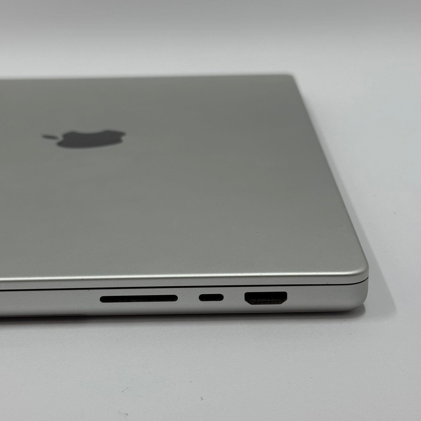 2021 Apple MacBook Pro 16" M1 Max 32C GPU 3.2GHz 64GB RAM 4TB SSD A2485