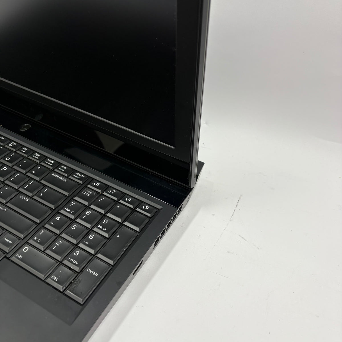 Alienware 17 R4 17.3" i7-7700HQ 16GB RAM 128GB SSD 1TB HDD GeForce GTX 1070